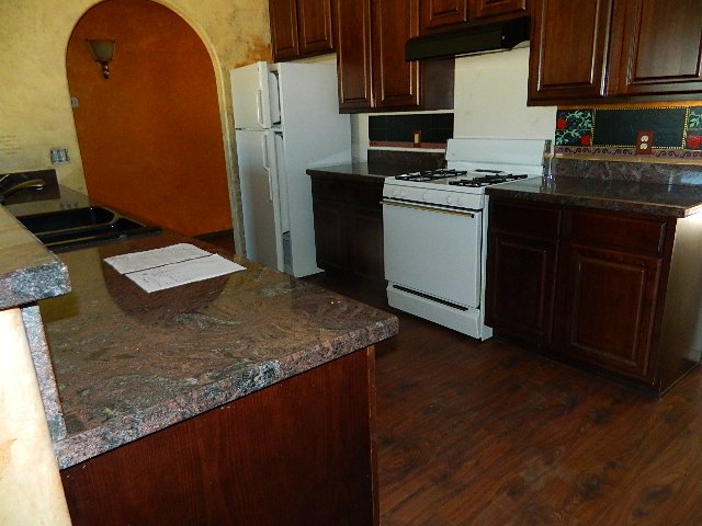 023-305942-kitchen (1)